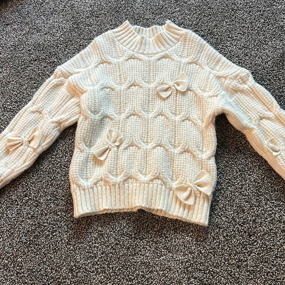 Beige sweatshirt with both size 5-6